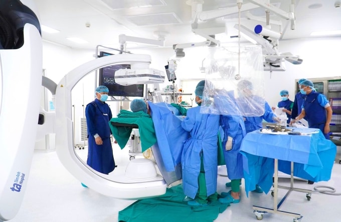 Êkíp can thiệp đặt stent mạch vành cho người bệnh. Ảnh: Bệnh viện Đa khoa Tâm Anh