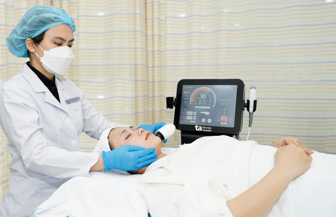 Bác sĩ Trân sử dụng sóng siêu âm hội tụ HIFU xóa rãnh cười. Ảnh minh họa: Bệnh viện Đa khoa Tâm Anh