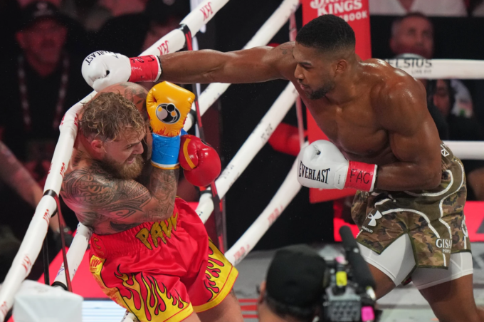 Anthony Joshua ra đòn trong trận gặp Jake Paul tại Miami, Mỹ, ngày 20/12/2025. Ảnh: AP