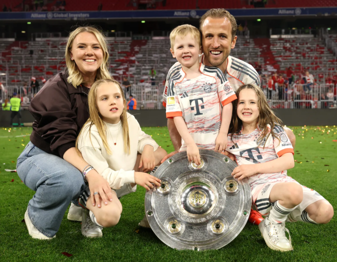 Harry Kane mừng danh hiệu Bundesliga cùng vợ Kate và các con. Ảnh: Sun