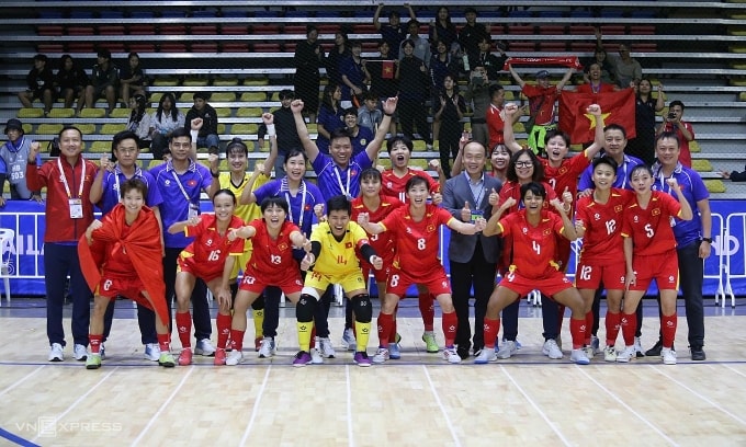 Tuyển futsal nữ Việt Nam mừng chiến thắng 5-0 trước Indonesia để giành HC vàng SEA Games 33 tại Bangkok, Thái Lan ngày 18/12/2025. Ảnh: Đông Huyền