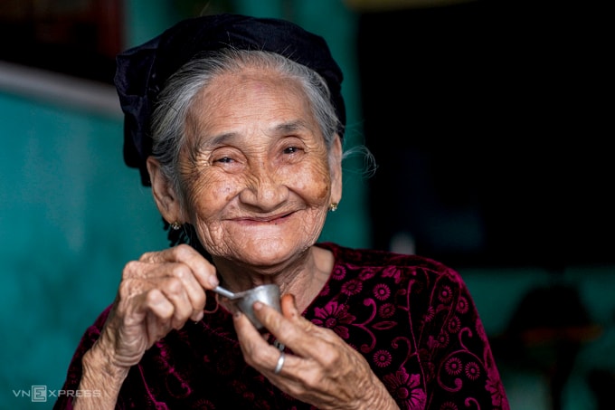 Ở tuổi ngoài 80, cụ Xong giữ thói quen ăn trầu, trở thành mẫu ảnh cho nhiều nhiếp ảnh gia. Ảnh: Nguyễn Đông