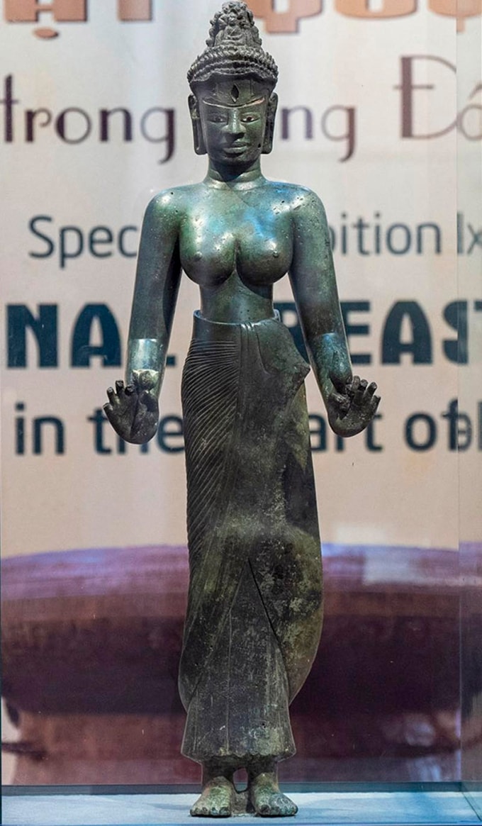 Tượng Bồ tát Tara trưng bày tại Bảo tàng Điêu khắc Chăm Đà Nẵng, lần đầu tiên đủ hai pháp khí trên tay, ngày 19/11/2025. Ảnh: Nguyễn Đông