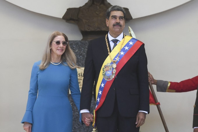 Tổng thống Venezuela Nicolas Maduro và vợ, bà Cilia Flores, tại Caracas ngày 10/1/2025. Ảnh: AFP