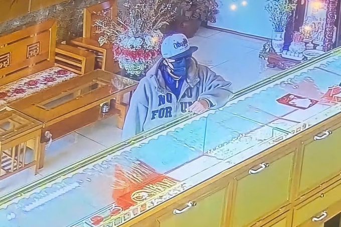Hình ảnh nghi phạm đến hỏi mua trang sức. Ảnh: Cắt từ video camera tiệm vàng