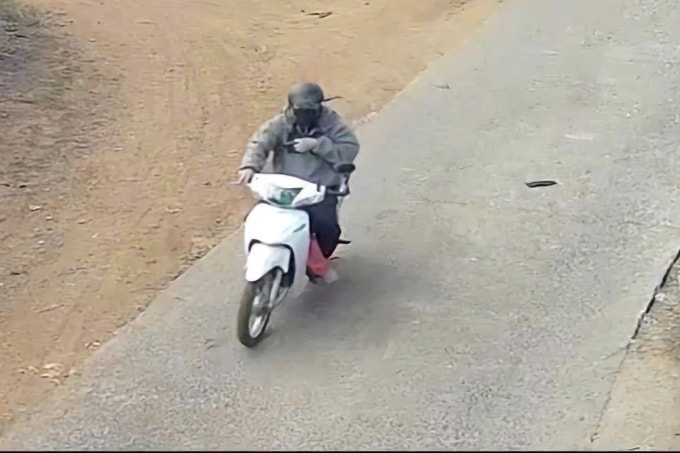 Camera ghi nhận người này trên đường tẩu thoát. Ảnh: Công an xã Nhân Cơ