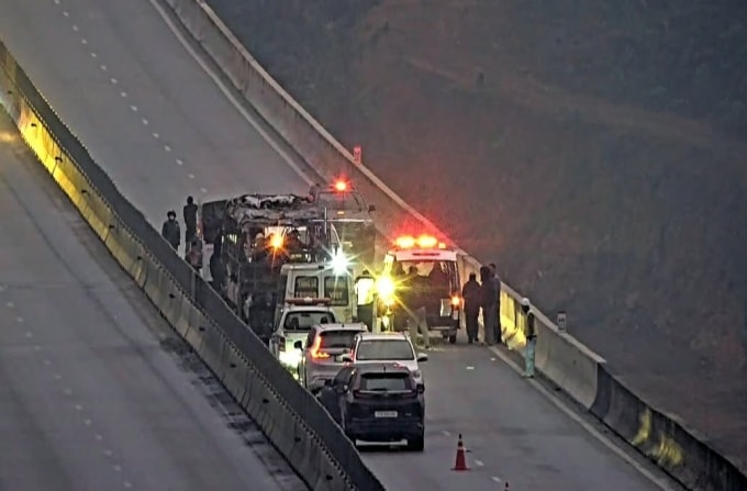 Xe cấp cứu tới hiện trường đưa nạn nhân đi cấp cứu. Ảnh: Hùng Lê