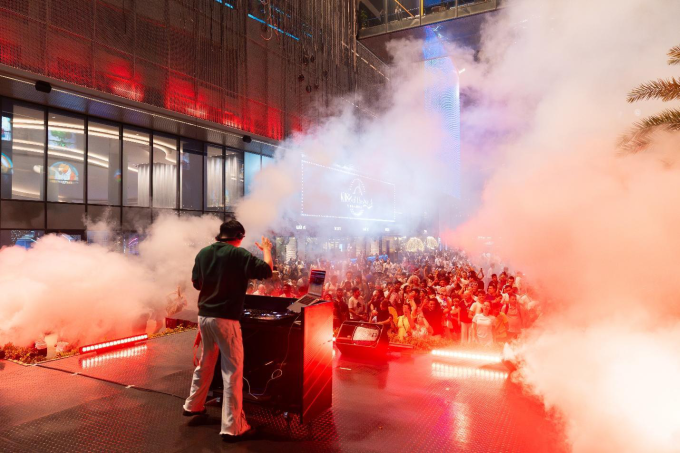 Một show diễn âm nhạc tại Thị trấn Hoàng Hôn, Phú Quốc. Ảnh: Ánh Dương