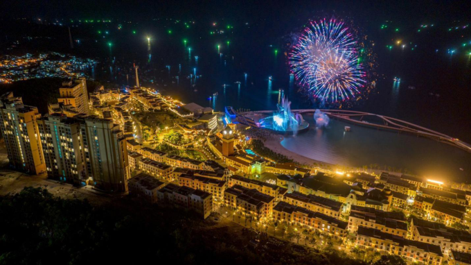 Show diễn pháo hoa diễn ra 365 ngày trong năm tại Sunset Town. Ảnh: Ánh Dương.