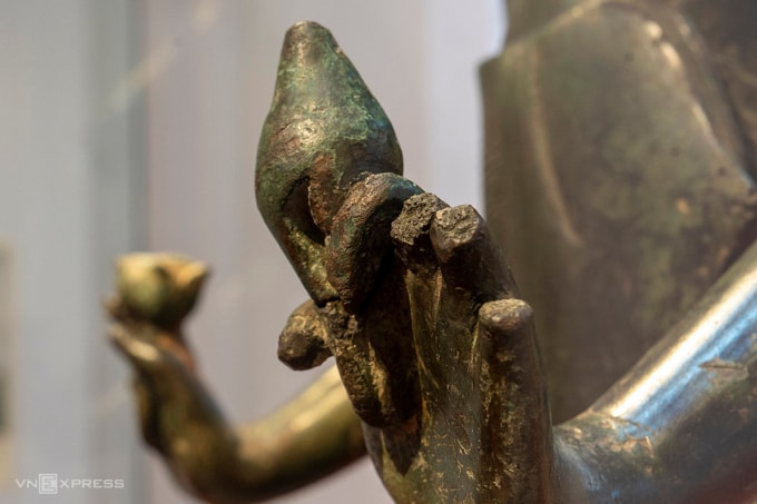 Pháp khí con ốc được gắn lên tay trái tượng Bồ tát Tara. Ảnh: Nguyễn Đông