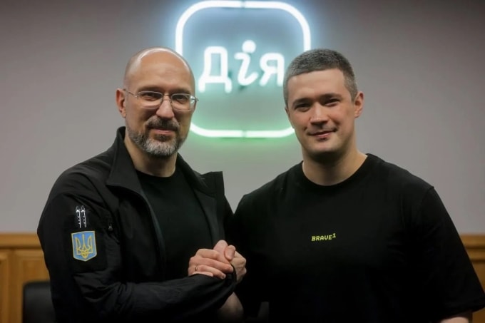 Bộ trưởng Quốc phòng Denys Shmyhal (trái) và Bộ trưởng Chuyển đổi số Mikhailo Fedorov trong cuộc họp tháng 7/2025. Ảnh: Kyiv Independent