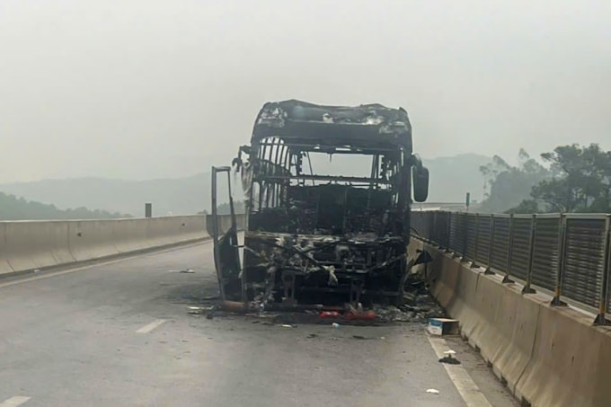 Xe khách trơ khung sau hỏa hoạn. Ảnh: Hùng Lê