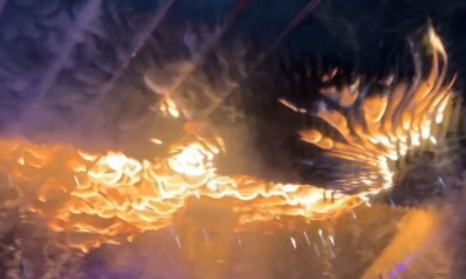 Trần nhà bốc cháy trong vụ hỏa hoạn tại quán Constellation Bar ở Thụy Sĩ ngày 1/1. Ảnh: Sky News