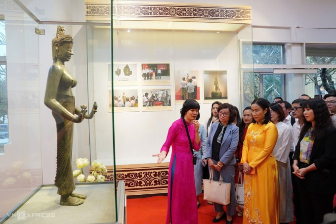 Lãnh đạo TP Đà Nẵng tham quan và nghe thuyết minh về tượng Bồ tát Tara. Ảnh: Nguyễn Đông