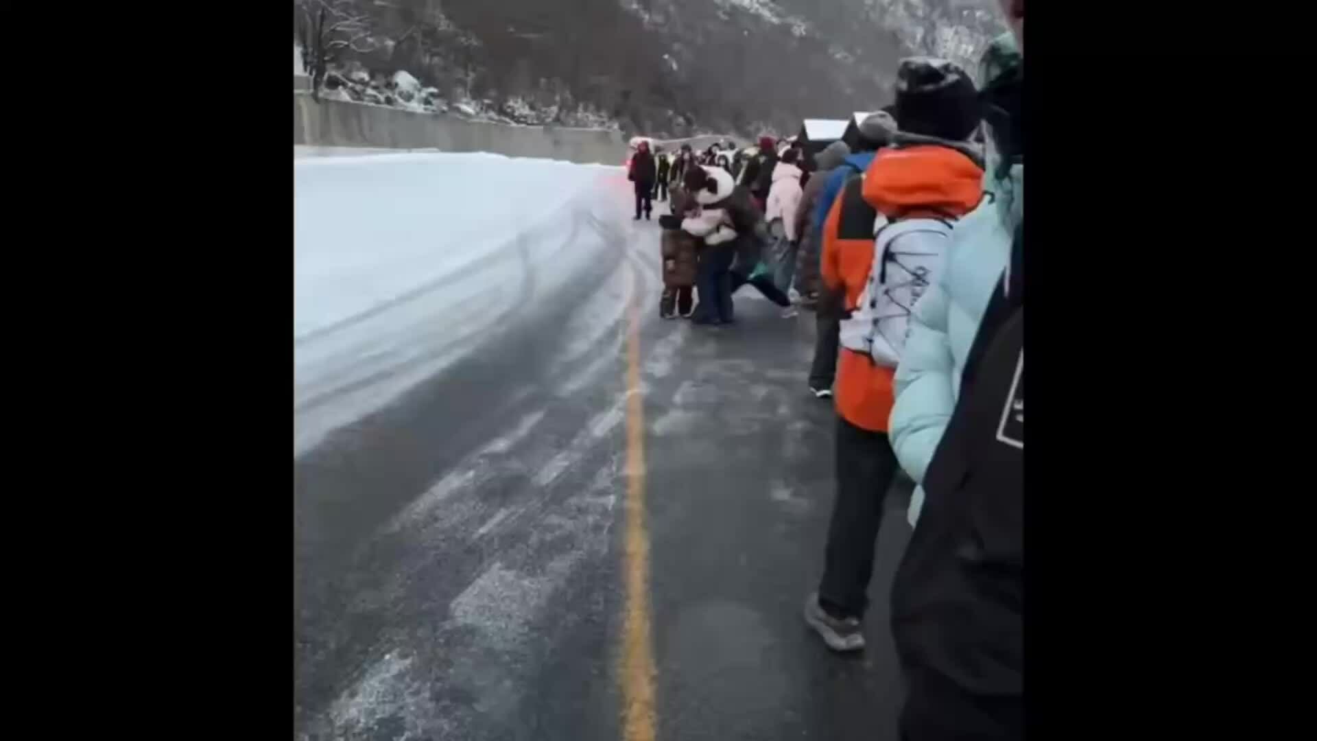 Hàng trăm du khách mắc kẹt trên đỉnh núi ở Trung Quốc