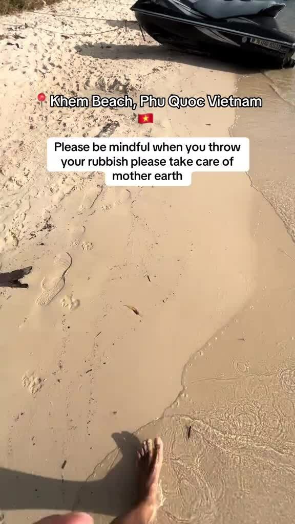 Khách nước ngoài sốc vì bãi Khem ngập rác