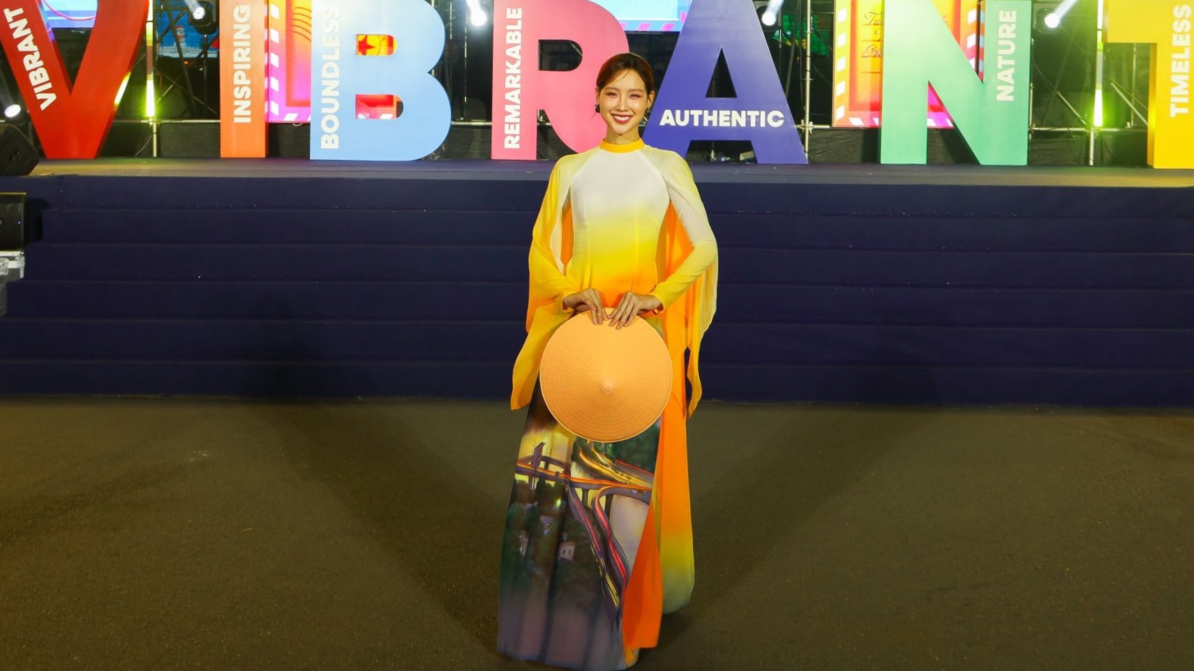 Bảo Ngọc diễn áo dài