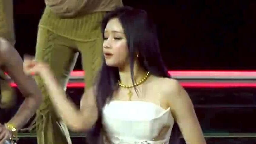 Pharita biểu diễn 'We go up', 'Psycho'