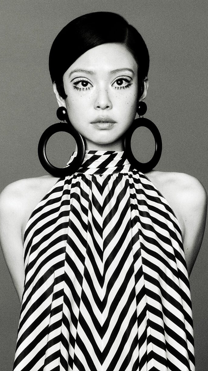 Jennie: 'Tôi như đứa trẻ chập chững bước ra thế giới'