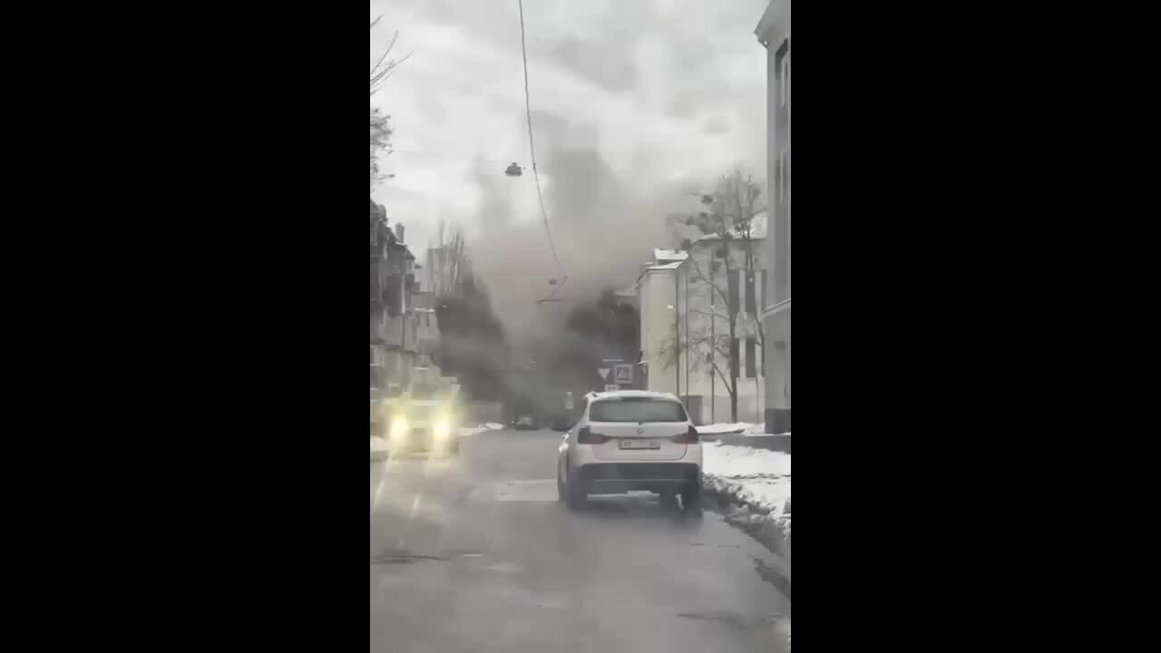 Khoảnh khắc tên lửa đạn đạo Nga phát nổ ở trung tâm Kharkov