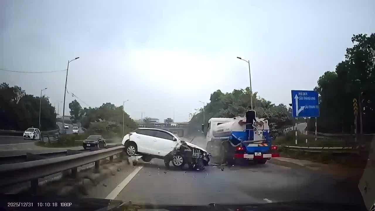 Xe con húc vào xe bồn xoay ngang đường