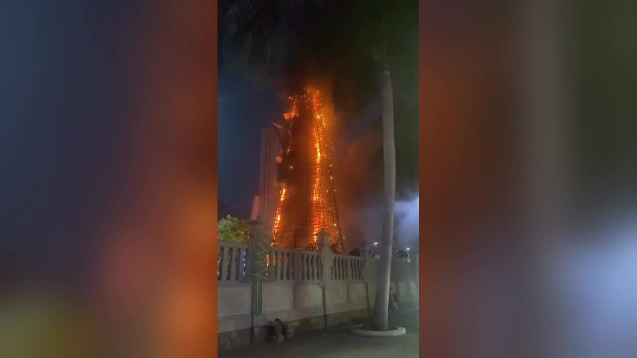 Cháy cây thông cao 15 m trong nhà thờ ở Đồng Nai