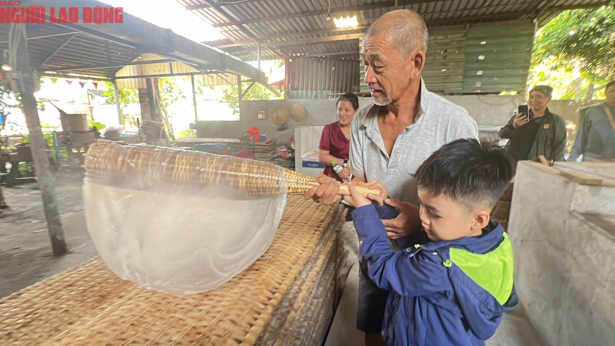 Cần Thơ: Khách Tây thích thú khi trải nghiệm tự tay vào bếp - Ảnh 8.