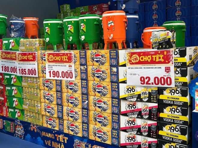 Bia Tết, nước ngọt tràn xuống phố, giá giảm sâu- Ảnh 9. Bia Tết, nước ngọt tràn xuống phố, giá giảm sâu- Ảnh 9.