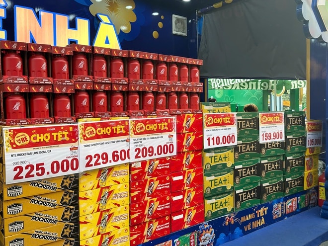 Bia Tết, nước ngọt tràn xuống phố, giá giảm sâu- Ảnh 8. Bia Tết, nước ngọt tràn xuống phố, giá giảm sâu- Ảnh 8.