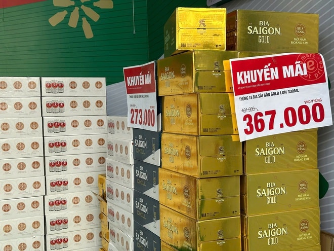 Bia Tết, nước ngọt tràn xuống phố, giá giảm sâu- Ảnh 2. Bia Tết, nước ngọt tràn xuống phố, giá giảm sâu- Ảnh 2.
