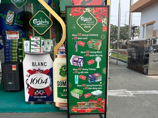 Bia Tết, nước ngọt tràn xuống phố, giá giảm sâu- Ảnh 5. Bia Tết, nước ngọt tràn xuống phố, giá giảm sâu- Ảnh 5.