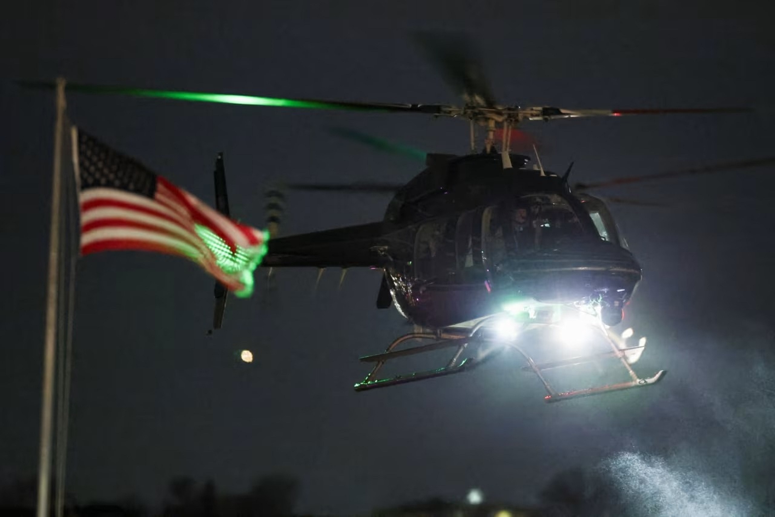 Trực thăng chở ông Maduro ra khỏi sân bay đến căn cứ quân sự.