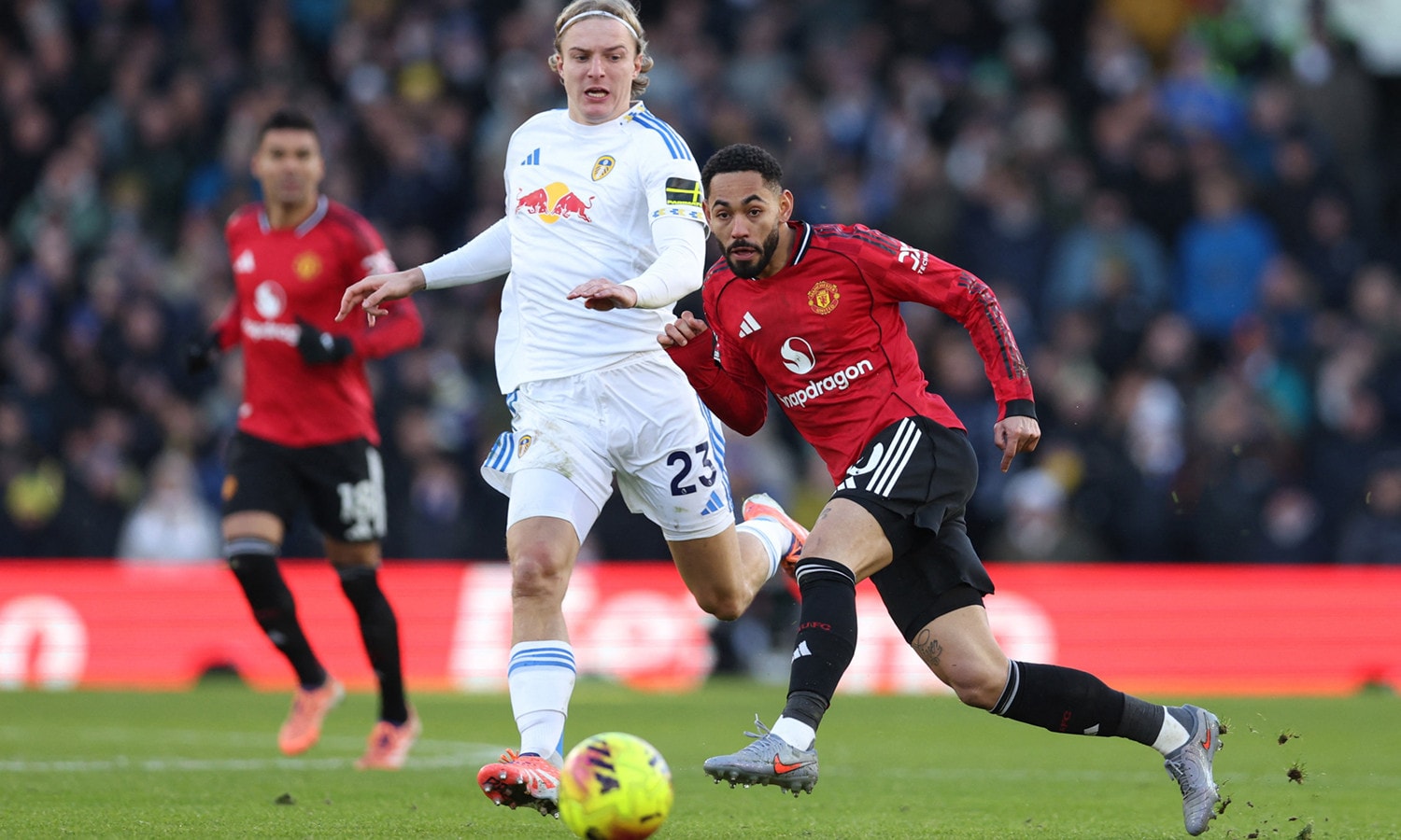 Man Utd vất vả trước Leeds United trong hiệp một. (Ảnh: Reuters)