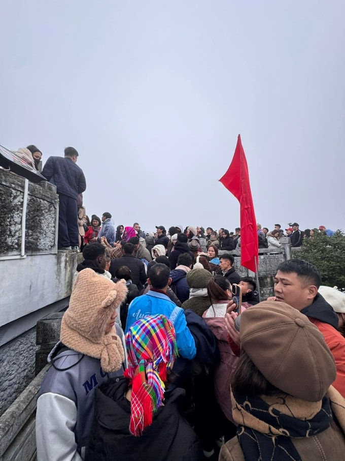 Cột cờ Lũng Cú ngày 2/1. Ảnh: Hoàng Diệu Đế