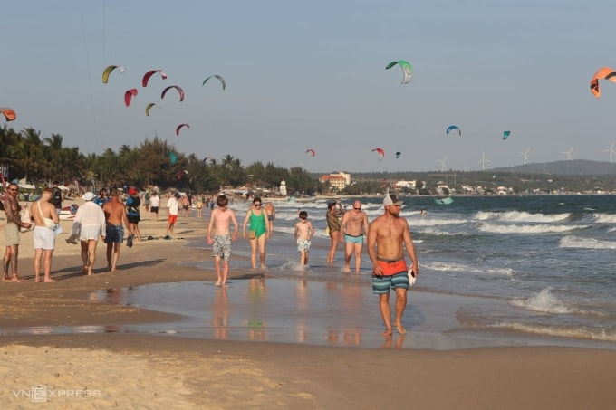 Du khách quốc tế dạo chơi trên bãi biển Mũi Né, tỉnh Lâm Đồng dịp Tết dương lịch 2026. Ảnh: Việt Quốc