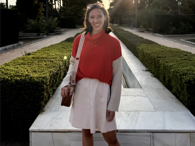 Kait O’Neill ở Mỹ cảm thấy tội lỗi khi tìm việc trên ứng dụng hẹn hò. Ảnh: Kait O’Neill