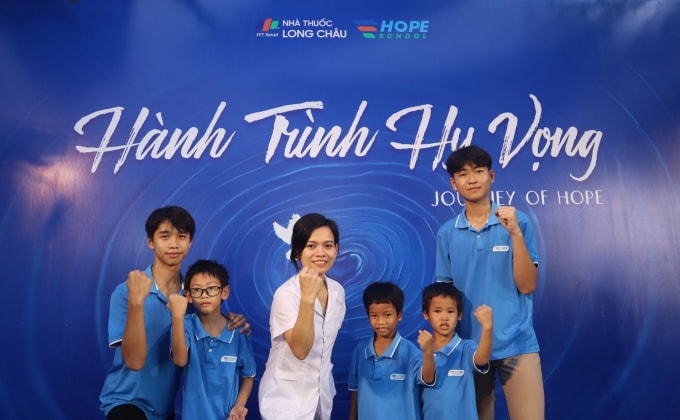 Cô y tế và những liều thuốc không có trong đơn ở trường Hy Vọng - 1