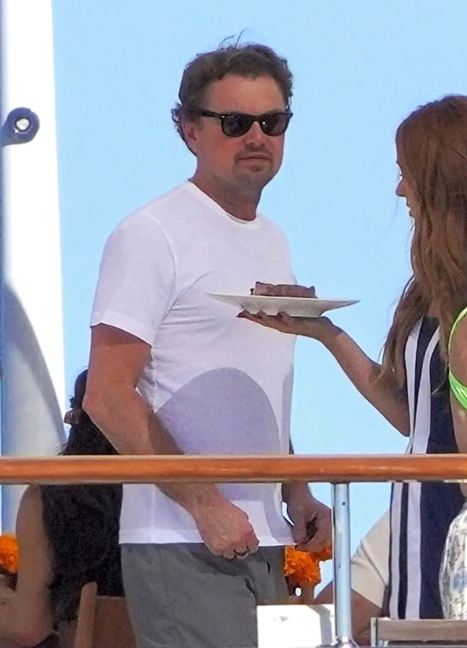 Tài tử dự tiệc trên du thuyền trị giá 250 triệu USD cùng bạn gái Vittoria Ceretti và vợ chồng tỷ phú Jeff Bezos, Lauren Sánchez hôm 30/1. Ảnh: Backgrid