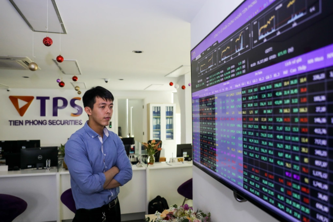 Nhà đầu tư theo dõi bảng điện tử tại Công ty Chứng khoán Tiên Phong, năm 2020. Ảnh: Quỳnh Trần