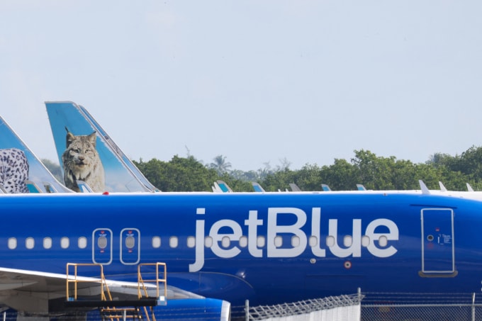 Một chiếc máy bay của JetBlue đậu tại sân bay quốc tế Luis Munoz Marin ở Carolina, gần San Juan, Puerto Rico, ngày 3/1. Ảnh: Reuters