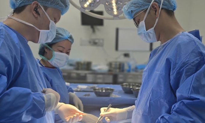 Bác sĩ cấp cứu cho bệnh nhân bị xoắn tinh hoàn đột ngột. Ảnh: Bác sĩ cung cấp