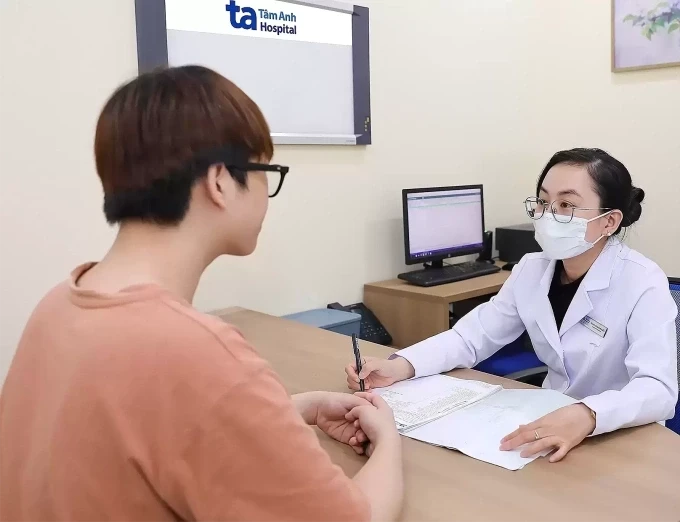 Bác sĩ Diễm khám cho người bệnh. Ảnh minh họa: Bệnh viện Đa khoa Tâm Anh