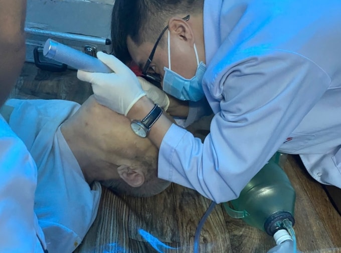 Kíp cấp cứu đặt nội khí quản cho bệnh nhân. Ảnh: Bệnh viện cung cấp