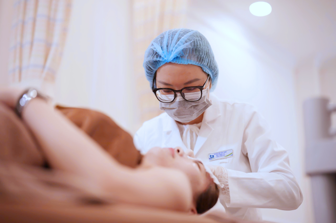 Bác sĩ Thủy tiêm botox cho một phụ nữ. Ảnh minh họa: Bệnh viện Đa khoa Tâm Anh