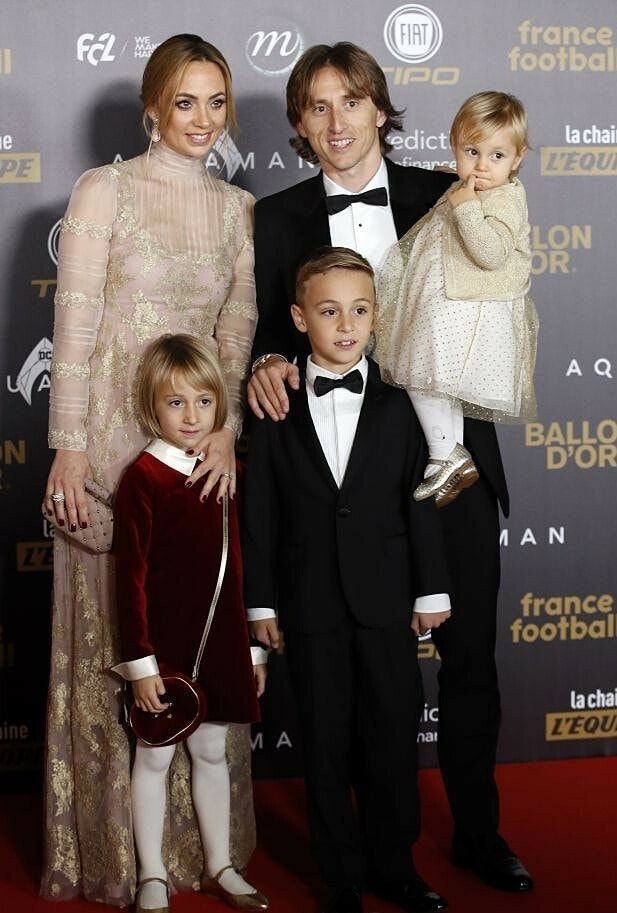 Modric cùng vợ và ba con.