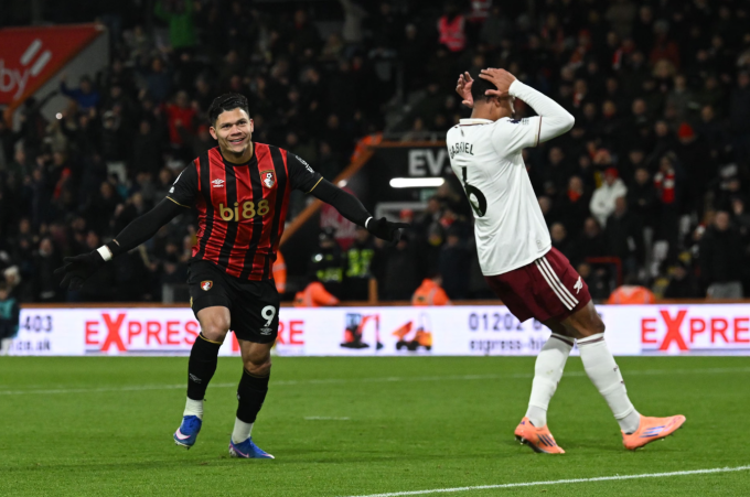 Gabriel Magalhaes ôm đầu sau khi mắc lỗi trong trận Arsenal thắng Bournemouth 3-2 ở vòng 20 Ngoại hạng Anh trên sân Vitality, Boscombe, ngoại ô Bournemouth, Dorset, Anh ngày 3/1/2025. Ảnh: Shutterstock