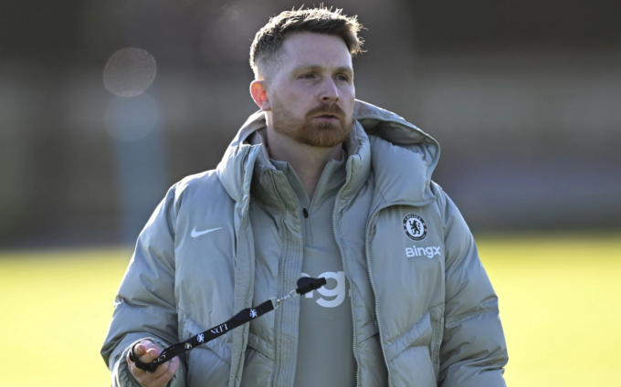 HLV tạm quyền Calum McFarlane trong buổi tập của đội một Chelsea ngày 2/1. Ảnh: Chelsea FC