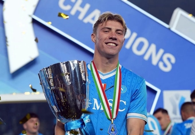 Rasmus Hojlund mừng danh hiệu Siêu Cup Italy.