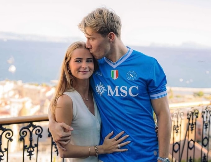 Rasmus Hojlund và bạn gái Laura Rhod Sondergaard nhanh chóng ổn định cuộc sống mới tại Italy.