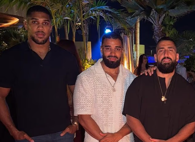 Anthony Joshua bị thương nhẹ, trong khi Latif Ayodele (giữa) và Sina Ghami (phải) tử vong trong tai nạn giao thông nghiêm trọng tại Nigeria ngày 29/12.